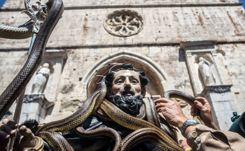 Kỳ lạ Lễ hội rước rắn ở Italy ảnh 1